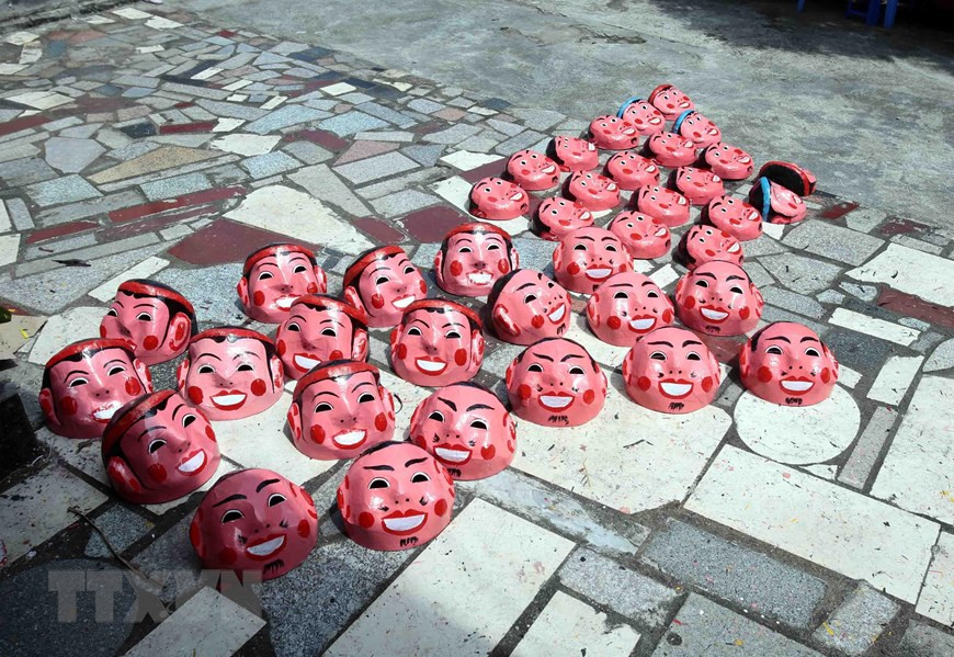  Mặt nạ Trung thu được phơi khô ngoài nắng sau khi được các nghệ nhân vẽ trang trí.