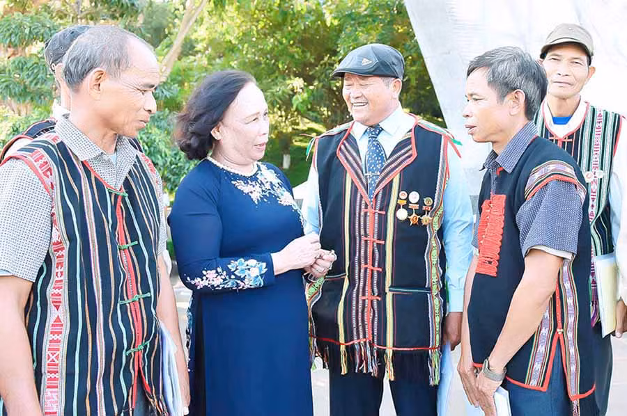  Bà Phạm Thị Hải Chuyền-Chủ tịch Trung ương Hội Người cao tuổi Việt Nam trò chuyện cùng các già làng về tham dự Hội nghị tổng kết 10 năm thực hiện Quyết tâm thư của già làng các dân tộc thiểu số Tây Nguyên. Ảnh: Đ.T