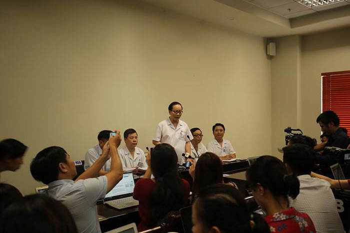  PGS - TS Trần Minh Điển, Phó giám đốc Bệnh viện Nhi T.Ư, trả lời tại cuộc gặp gỡ báo chí - Ảnh: Trần Cường