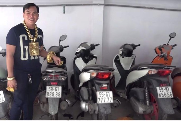  Phúc XO từng lên mạng khoe vàng và dàn xe biển số ngũ quý Ảnh: HẠNH NGUYÊN