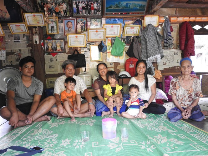 Ta Dóc hạnh phúc vui vầy với con cháu Ta Dóc hạnh phúc vui vầy với con cháu