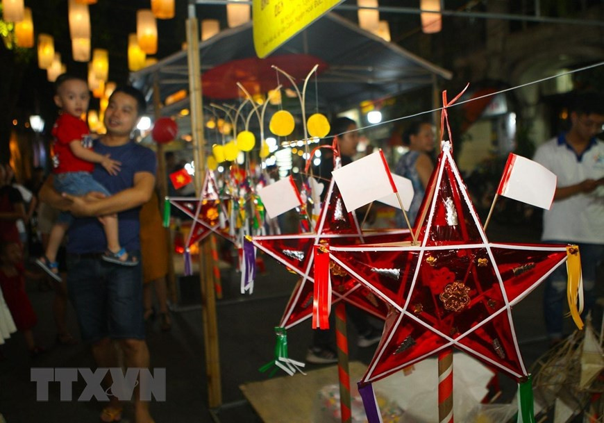 Không gian trưng bày, giới thiệu đồ chơi trung thu truyền thống cuốn hút trẻ em và người dân thủ đô.