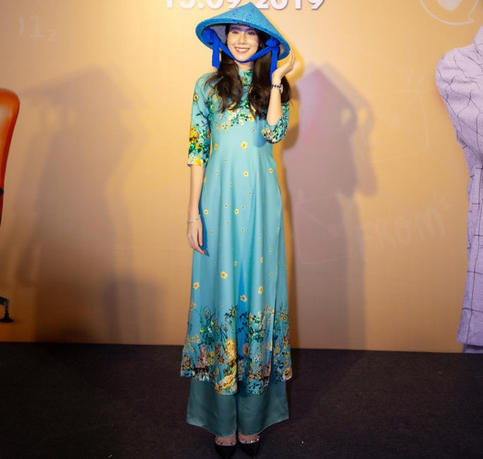 Esther Supreeleela diện áo dài