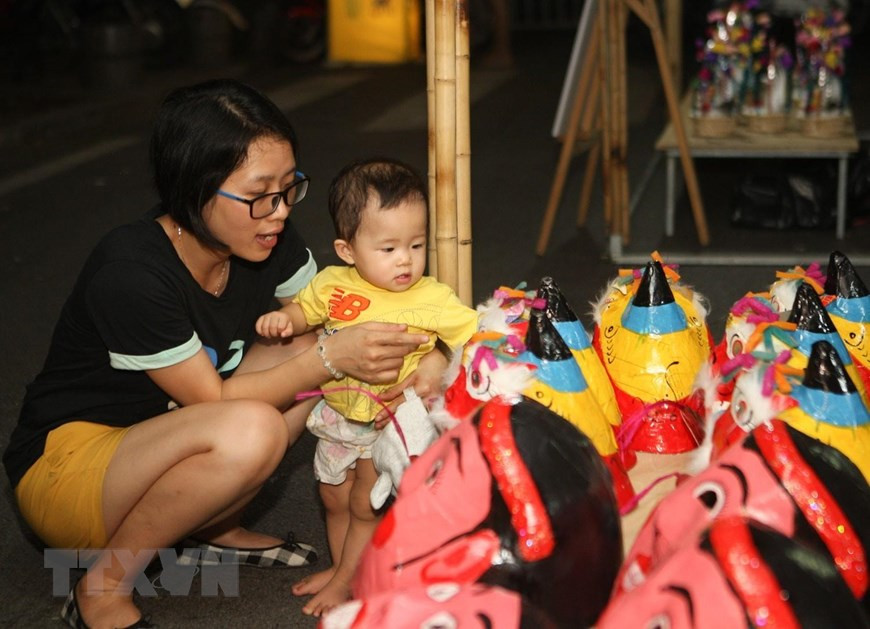  Không gian trưng bày, giới thiệu đồ chơi trung thu truyền thống cuốn hút trẻ em và người dân thủ đô.