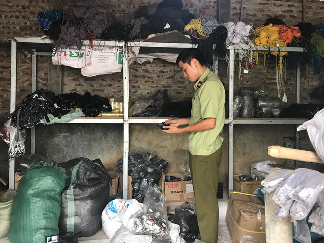 Lực lượng chức năng đang kiểm tra tại cơ sở may mặc - Ảnh QLTT
