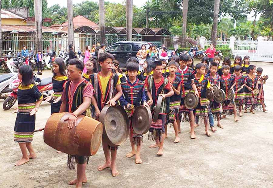  Đội cồng chiêng “nhí” làng Klũh Klăh biểu diễn tại một lễ hội. Ảnh: A.H