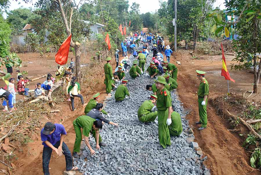 Lực lượng Công an và đoàn viên, thanh niên địa phương chung tay làm đường giao thông nông thôn. Ảnh: LÊ ÁNH Lực lượng Công an và đoàn viên, thanh niên địa phương chung tay làm đường giao thông nông thôn. Ảnh: LÊ ÁNH