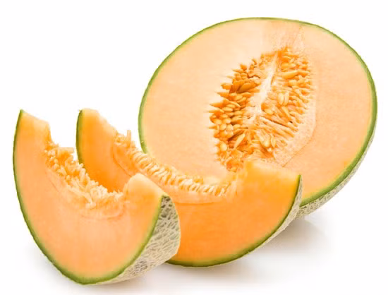  Dưa lưới là một loại trái cây phổ biến và xuất hiện quanh năm. Dưa lưới có chứa vitamin C, giúp giảm nguy cơ mắc bệnh động mạch vành. Vitamin C hoạt động như một chất chống oxy hóa, chống lại các tế bào bị tổn thương đồng thời bảo vệ tế bào khỏi các tác hại của gốc tự do. Dưa lưới cũng chứa nhiều vitamin A, B, K, kali, folate, magiê và chất xơ. Ảnh minh họa: Internet