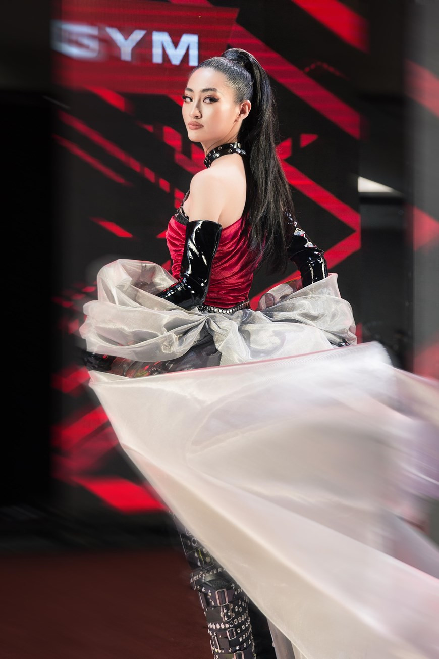  Sở hữu lợi thế chiều cao 1m78, hoa hậu Thùy Linh gây ấn tượng với đôi chân dài thẳng tắp mỗi khi bước đi trên sàn runway.