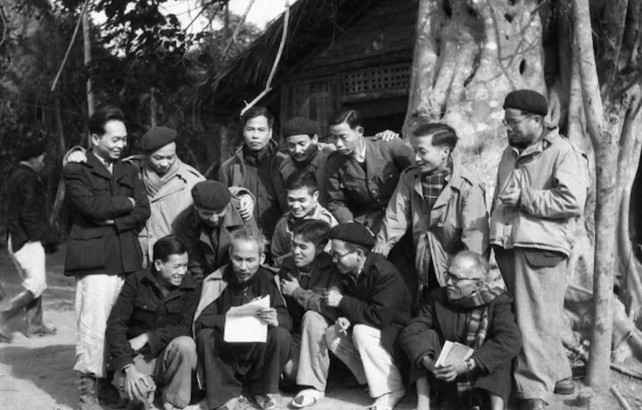 Chủ tịch Hồ Chí Minh trò chuyện với đại biểu dự Đại hội Đảng toàn quốc lần thứ II (tháng 2/1951). (Ảnh tư liệu: TTXVN)