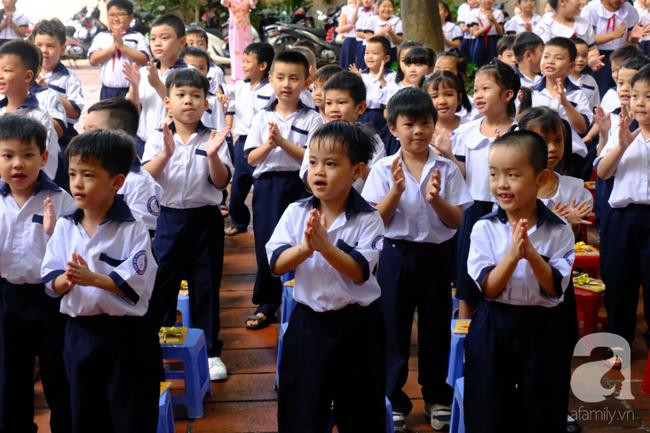 Trong khi ba bé trai thì vào lớp 1/3.