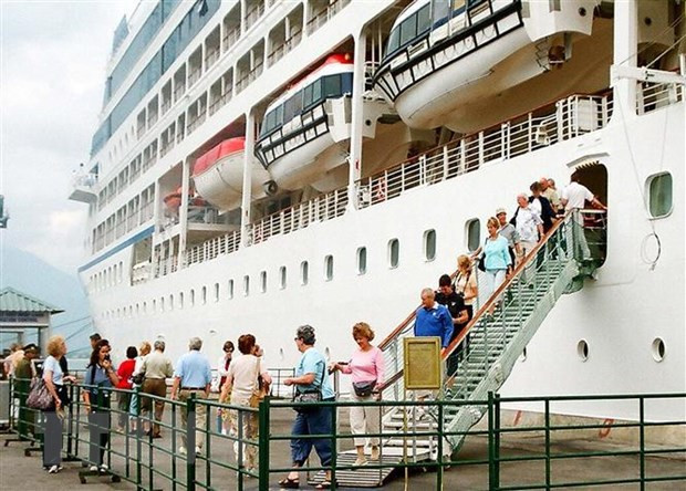 Lễ đón khách du khách quốc tế đến Thừa Thiên-Huế tại cảng Chân Mây. (Ảnh: Quốc Việt/TTXVN) Việc đón khách du lịch đến Huế bằng tàu biển qua cảng Chân Mây (Lăng Cô, Phú Lộc) có nhiều khởi sắc.