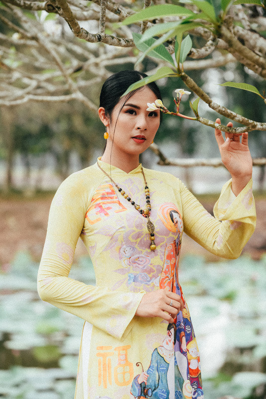 Bộ sưu tập áo dài ‘Nhã nhạc cung đình Huế’ khai thác các chất liệu truyền thống như voan, lụa, gấm. Ngoài ra kỹ thuật in chuyển nhiệt được Ngọc Hân sử dụng, giúp các nét vẽ của hoạ sĩ Phạm Trinh trở nên sống động hơn trên nền vải. Bộ sưu tập áo dài ‘Nhã nhạc cung đình Huế’ khai thác các chất liệu truyền thống như voan, lụa, gấm. Ngoài ra kỹ thuật in chuyển nhiệt được Ngọc Hân sử dụng, giúp các nét vẽ của hoạ sĩ Phạm Trinh trở nên sống động hơn trên nền vải.