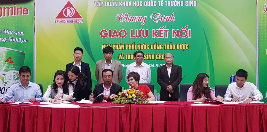  Công ty ký kết hợp tác phân phối sản phẩm với các đại lý. Ảnh: Hà Đức Thành