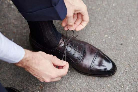 Giày Oxford khá trang trọng và có phần hơi cứng ngắc cho một đám cưới trẻ trung.