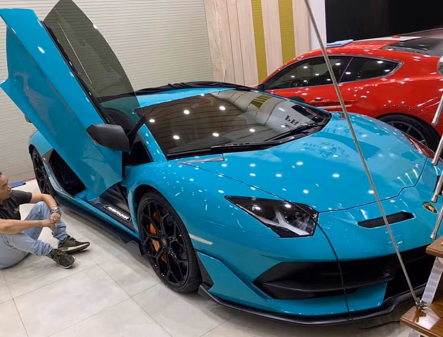  Xe được trang bị bộ vành đa chấu kích thước 20 inch ở phía trước và 21 inch cho phía sau.