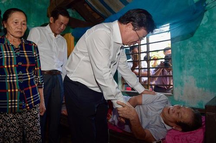  Phó Thủ tướng thăm, tặng quà cho ông Nguyễn Thanh Chữ - bệnh binh nặng hiện đang mắc bệnh hiểm nghèo tại thôn Đông Hưng, xã Quảng Đông, huyện Quảng Trạch - Ảnh: VGP/Nhật Bắc