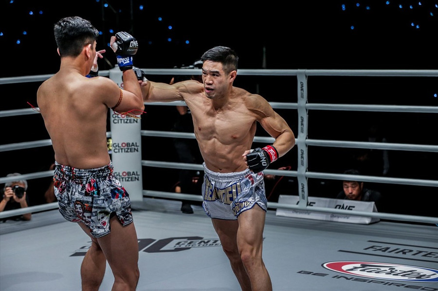  Mohamad Fakri Bin Yusoff (trái) vs Michael Phạm (phải). Nguồn: One