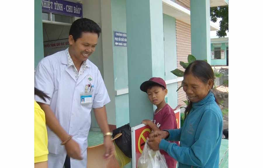 Bác sĩ Siu Tlú phát cơm miễn phí cho bệnh nhân nghèo. Ảnh: H.H