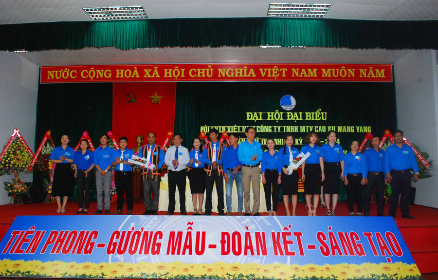  Ủy ban Hội khóa IV ra mắt tại đại hội. Ảnh: Hà Đức Thành 