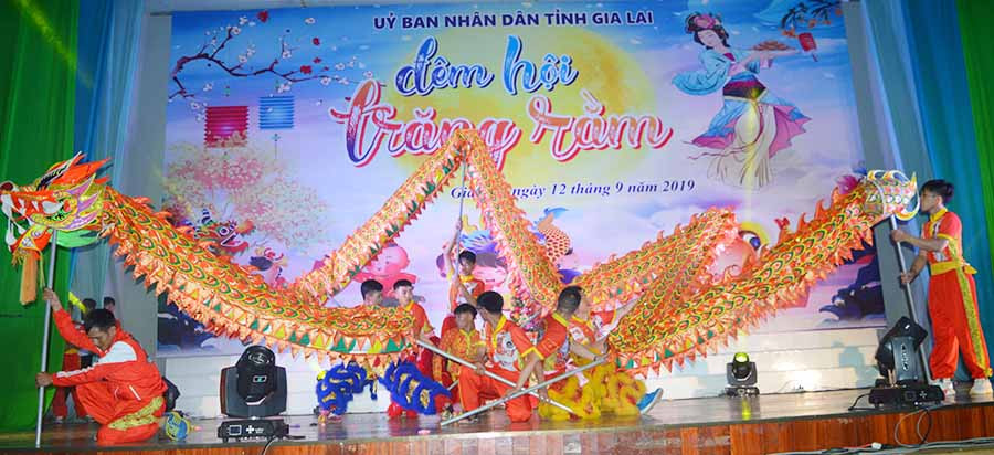 Múa rồng đặc sắc tại Đêm hội trăng rằm. Ảnh: Đinh Yến