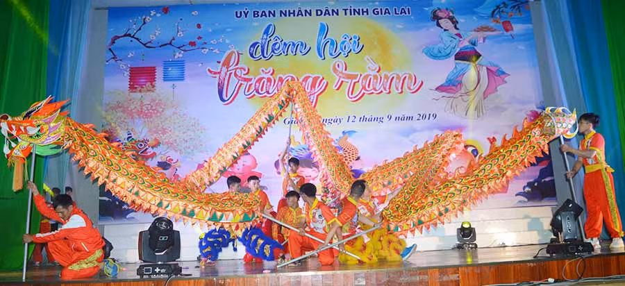 Múa rồng đặc sắc tại Đêm hội trăng rằm. Ảnh: Đinh Yến