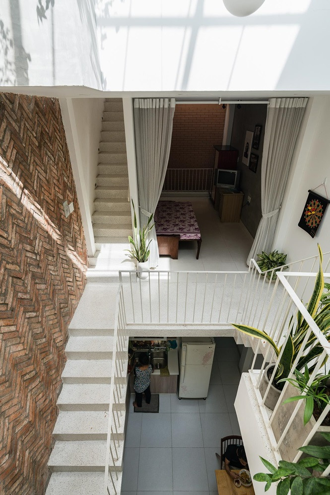 Cây xanh lan tỏa khắp nơi, tường trắng và gạch thô tương phản bắt mắt. Cây xanh lan tỏa khắp nơi, tường trắng và gạch thô tương phản bắt mắt.