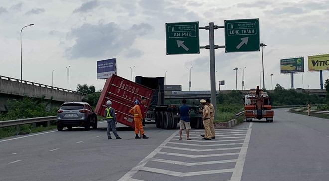 Một vụ thùng container bất ngờ rơi xuống đường, đè vào ô tô chạy cùng chiều - Ảnh: Trần Tiến