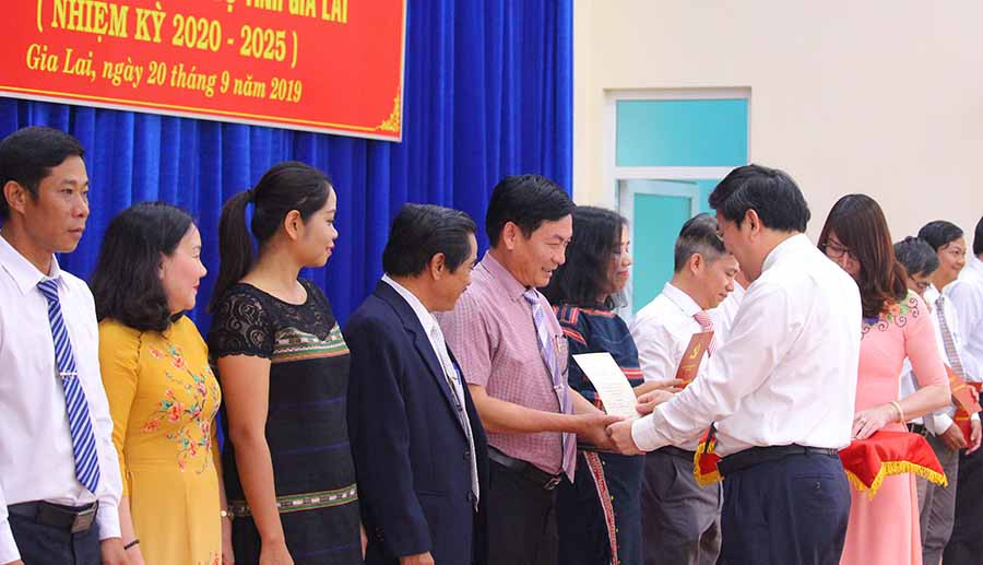 Học viên nhận Quyết định công nhận tốt nghiệp. Ảnh: H.S Học viên nhận Quyết định công nhận tốt nghiệp. Ảnh: H.S