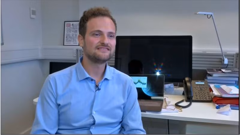 Nhà vật lý thiên văn Ingo Waldmann nói về phát hiện có nước trong khí quyển của K2-18b. Ảnh: REUTERS