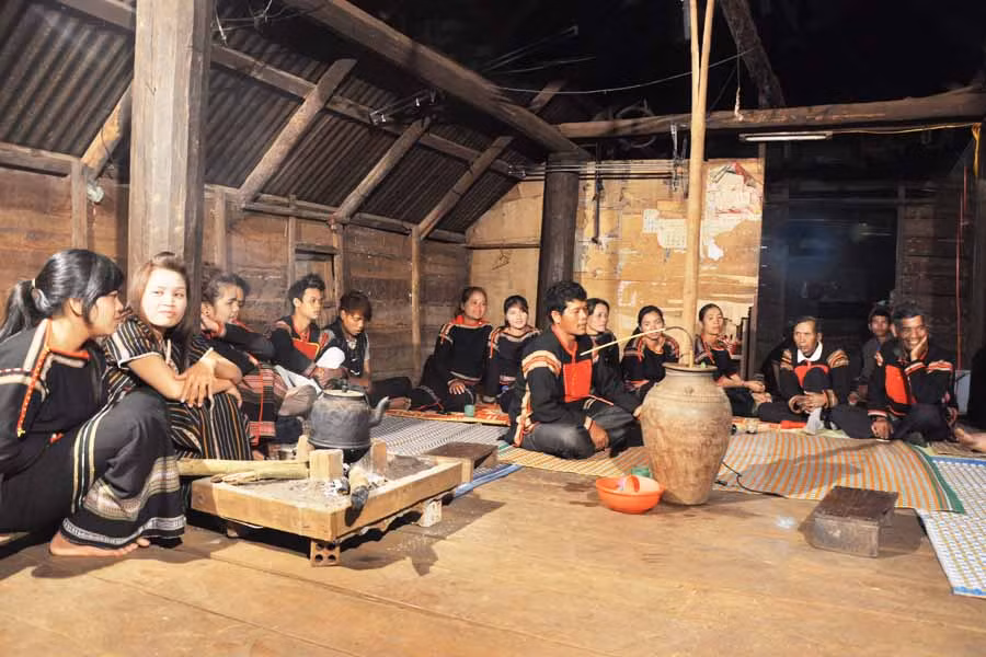  Nghệ nhân Y Dhin Niê (xã Ea Tul, huyện Cư Mgar, tỉnh Đak Lak) đang kể sử thi. Ảnh: TẤN VỊNH