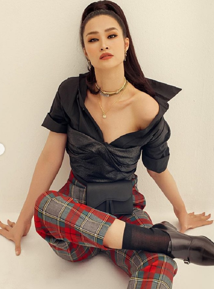 Trước đây, phong cách thời trang của Đông Nhi khá thất thường, thỉnh thoảng cô vẫn lọt top sao xấu vì những bộ trang phục chưa thực sự phù hợp nhưng thời gian gần đây, nữ ca sĩ liên tục ghi điểm với những màn biến hóa của mình.