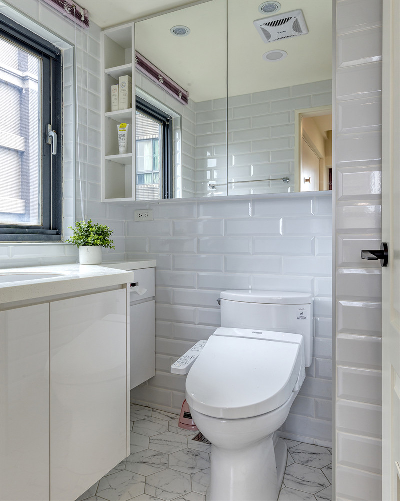 Gạch lát sàn hình lục giác, giả đá nhằm tăng kết cấu trang nhã trong phòng tắm.