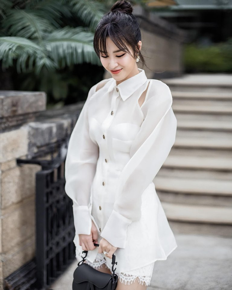 Trong một bộ ảnh mới đây, Đông Nhi ghi điểm với set đồ trắng 