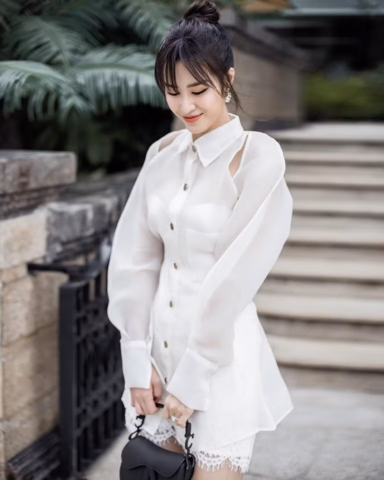 Trong một bộ ảnh mới đây, Đông Nhi ghi điểm với set đồ trắng 