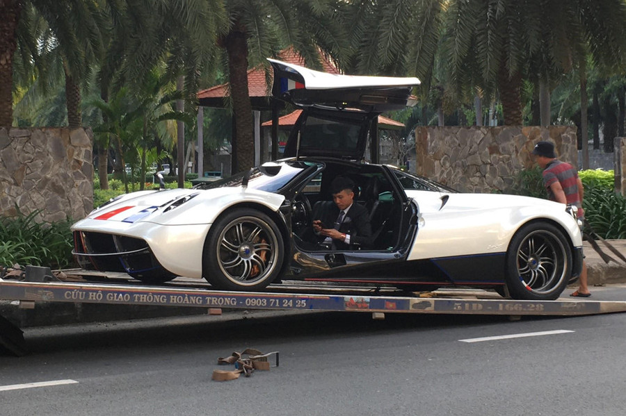 Bên cạnh dàn siêu xe trên, những mẫu xe khác nằm trong bộ sưu tập xe của Minh Nhựa cũng có thể góp mặt tại lễ cưới là Range Rover LWB Autobiography và Rolls-Royce Ghost. Nếu những mẫu xe kể trên góp mặt vào lễ cưới, tổng giá trị dàn xe phục vụ lễ cưới này sẽ vượt mốc 100 tỷ đồng. Ảnh: Thịnh BMW. Bên cạnh dàn siêu xe trên, những mẫu xe khác nằm trong bộ sưu tập xe của Minh Nhựa cũng có thể góp mặt tại lễ cưới là Range Rover LWB Autobiography và Rolls-Royce Ghost. Nếu những mẫu xe kể trên góp mặt vào lễ cưới, tổng giá trị dàn xe phục vụ lễ cưới này sẽ vượt mốc 100 tỷ đồng. Ảnh: Thịnh BMW.