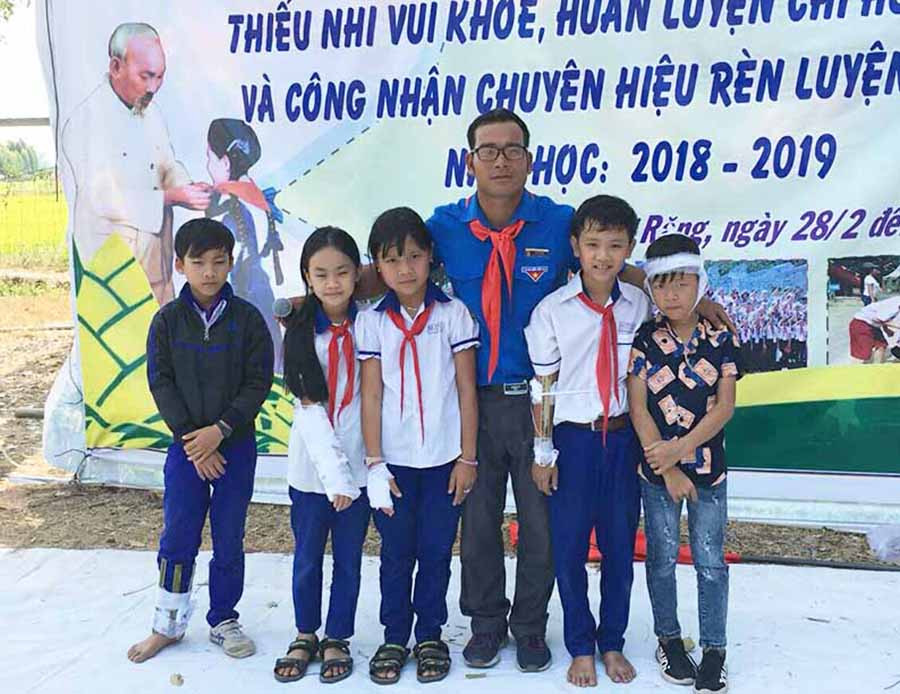  Luôn gần gũi, vui vẻ, thầy R'Ô Thanh (thứ 3 từ phải qua) nhận được sự quý mến của các em học sinh. Ảnh: T.B