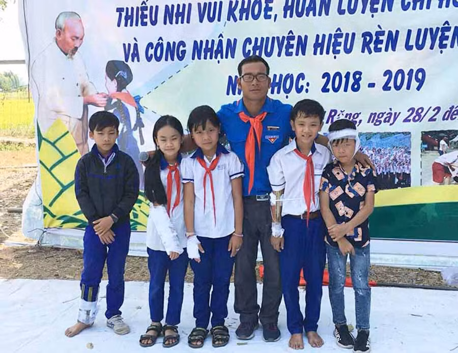 Luôn gần gũi, vui vẻ, thầy R'Ô Thanh (thứ 3 từ phải qua) nhận được sự quý mến của các em học sinh. Ảnh: T.B Luôn gần gũi, vui vẻ, thầy R'Ô Thanh (thứ 3 từ phải qua) nhận được sự quý mến của các em học sinh. Ảnh: T.B