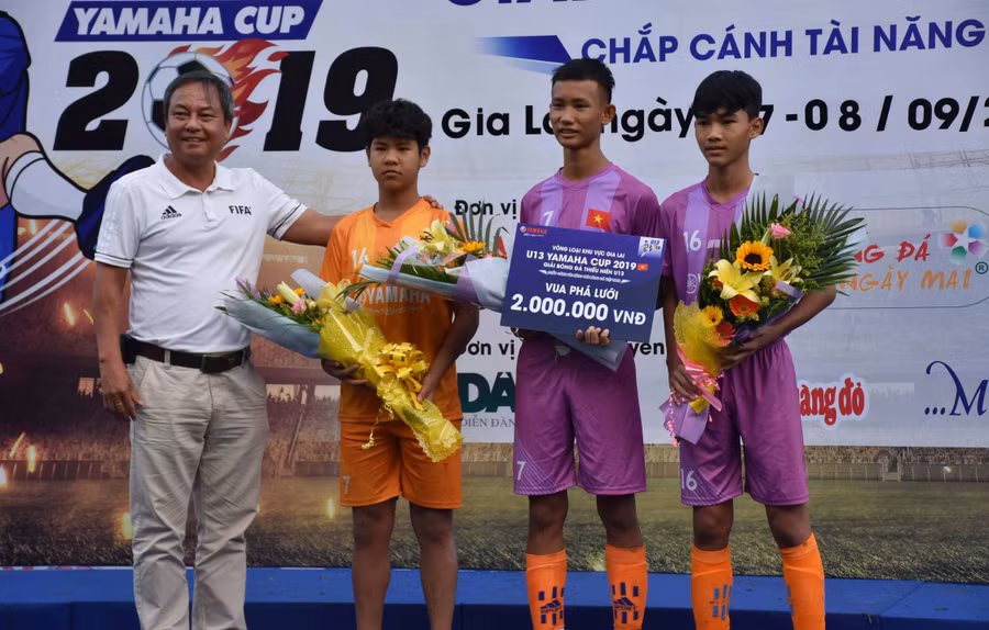 Ban tổ chức trao giải vua phá lưới cho các cầu thủ. Ảnh: Hà Phương