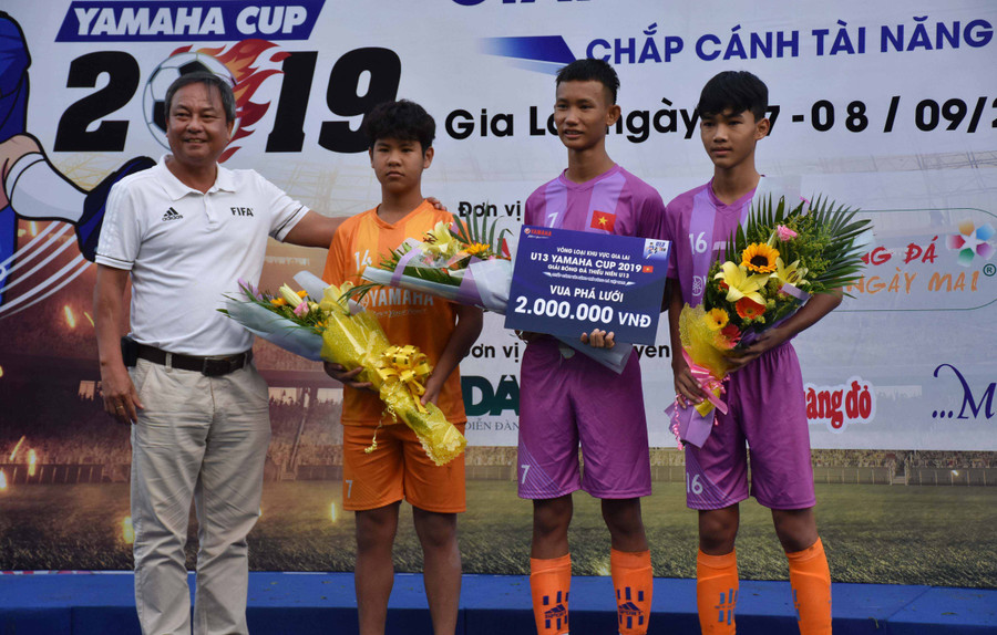 Ban tổ chức trao giải vua phá lưới cho các cầu thủ. Ảnh: Hà Phương