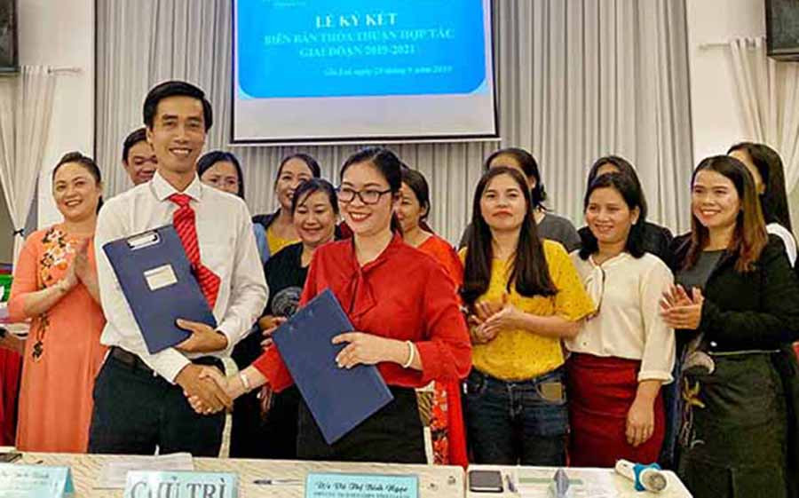  Hội Liên hiệp Phụ nữ tỉnh và Co.op Mart ký kết hỗ trợ các sản phẩm khởi nghiệp cho phụ nữ. Ảnh: N.B