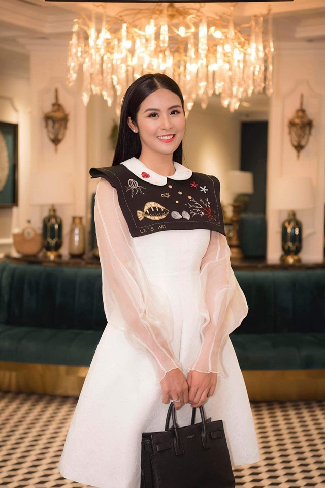  Hoa hậu Ngọc Hân giản dị và thanh lịch với bộ cánh kín đáo.