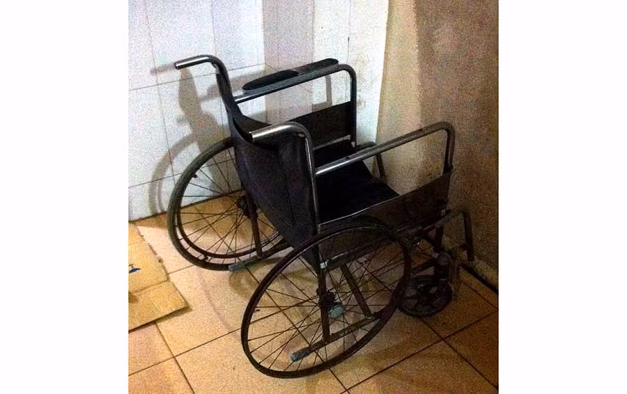  Chiếc xe lăn hư hỏng mà y tá giao cho ông T. để di chuyển bệnh nhân. Ảnh: Thanh Tâm
