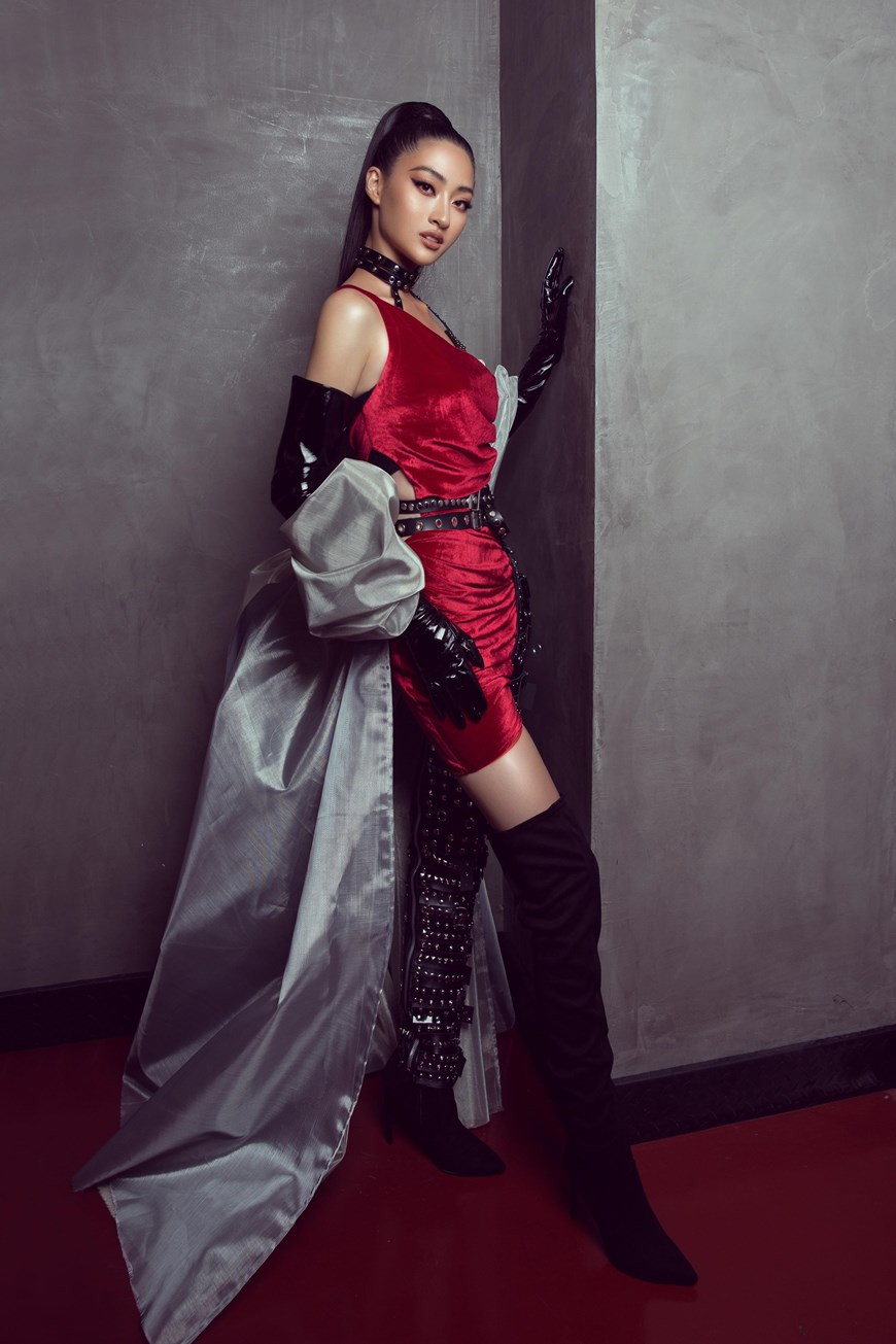 Sự xuất hiện của Hoa hậu Thùy Linh vừa mang đến cảm giác tươi mới đầy sức sống của tuổi trẻ lại vừa khiến khán giả say đắm với cách mà nàng hậu khéo léo thể hiện vẻ đẹp nữ quyền, phô diễn quyền lực của một nữ thần vừa mạnh mẽ vừa mềm mại, quyến rũ.