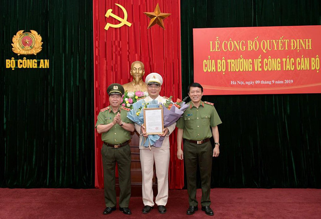 Thiếu tướng Tô Ân Xô nhận quyết định điều động và hoa chúc mừng từ lãnh đạo Bộ Công an. Ảnh: Mps.gov.vn. Thiếu tướng Tô Ân Xô nhận quyết định điều động và hoa chúc mừng từ lãnh đạo Bộ Công an. Ảnh: Mps.gov.vn.