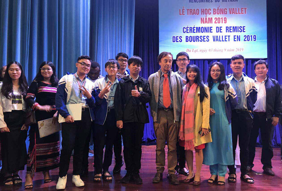 Các học sinh chụp hình lưu niệm với giáo sư Odon Vallet. Ảnh: Hà Phương
