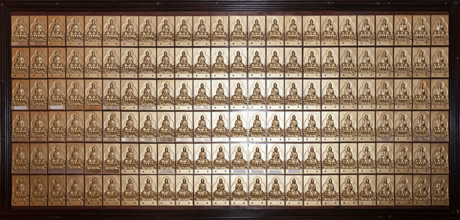 Trong điện Phật có gắn nhiều phù điêu tượng Bồ tát Quán Thế Âm, tranh Phật tích trên kính và những chùm đèn mạ vàng 24K.