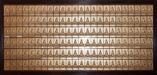 Trong điện Phật có gắn nhiều phù điêu tượng Bồ tát Quán Thế Âm, tranh Phật tích trên kính và những chùm đèn mạ vàng 24K.