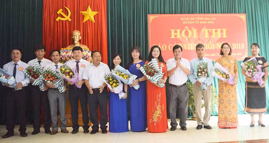  Lãnh đạo huyện tặng hoa cho các thí sinh tham gia hội thi. Ảnh: Đinh Yến 