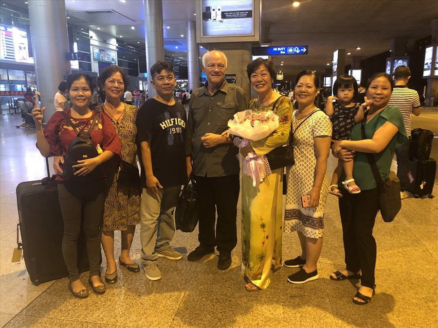  Giây phút hội ngộ xúc động giữa ông Ken Reesing và bà Thúy Lan tại sân bay Tân Sơn Nhất. Ảnh: NVCC 